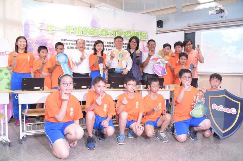 20180420-台北市長柯文哲今日(20)上午前往富安國民小學,出席「行動社子島 VR我的家」行動學習發表會。(台北市政府提供) 20180420-台北市長柯文哲今日(20)上午前往富安國民小學,出席「行動社子島 VR我的家」行動學習發表會。(台北市政府提供)