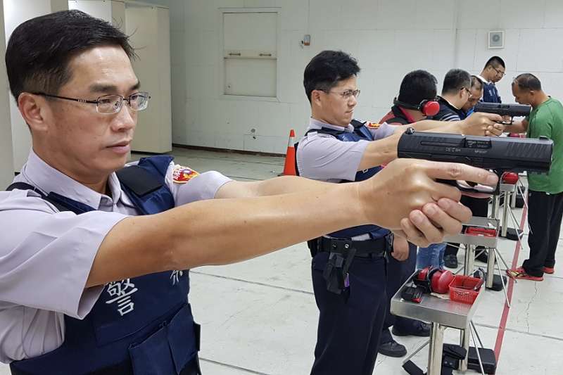 全新的「PPQ M2」手槍於今（107）年中旬起將成為台東縣警察局員警的新式配槍，原先值勤用了20年的90手槍，即將走入歷史。（圖／台東縣政府提供）