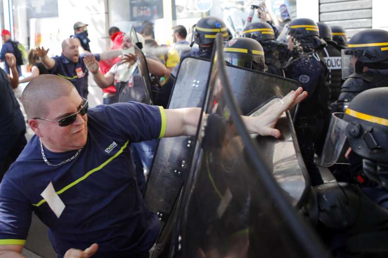 支持法國國鐵罷工的抗議群眾,19日在巴黎與警方爆發衝突。(AP) 支持法國國鐵罷工的抗議群眾,19日在巴黎與警方爆發衝突。(AP)