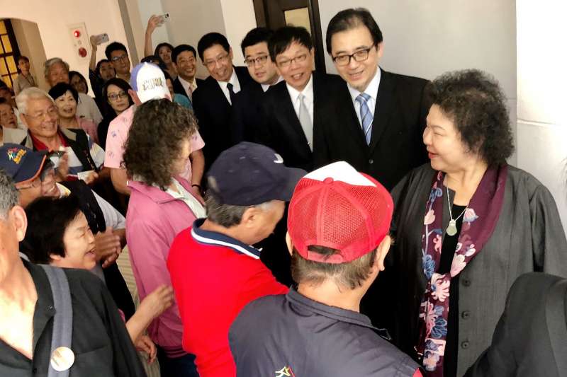 20180423-總統府秘書長陳菊今(23)日上任,她感謝高雄市民的栽培愛護,今天她才能站在這裡承擔新的任務,她保證會扮演好總統幕僚長的角色,全力以赴輔佐總統、支持總統。(取自臉書「蔡英文 Tsai Ing-wen」) 20180423-總統府秘書長陳菊今(23)日上任,她感謝高雄市民的栽培愛護,今天她才能站在這裡承擔新的任務,她保證會扮演好總統幕僚長的角色,全力以赴輔佐總統、支持總統。(取自臉書「蔡英文 Tsai Ing-wen」)