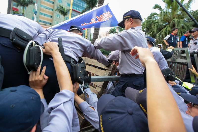 20180425-反年改團體25日試圖衝入立院，並以棧板工及警方。（顏麟宇攝）