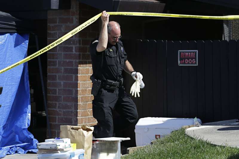 2018年4月，美國「金州殺人魔」迪安傑羅（Joseph James DeAngelo）落網，警方搜查他的住家（AP）