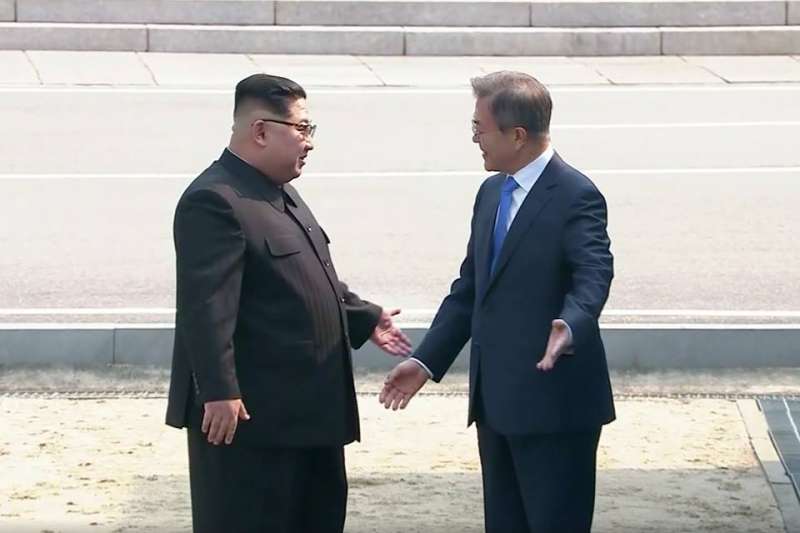 金正恩邀文在寅踏入北韓土地的瞬間。(翻攝網路) 金正恩邀文在寅踏入北韓土地的瞬間。(翻攝網路)