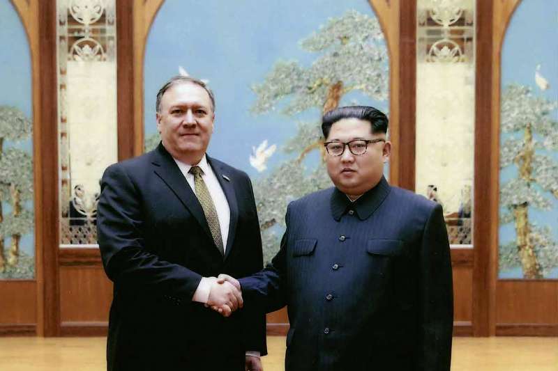 2018年4月初,美國中央情報局(CIA)局長龐畢歐(Mike Pompeo)訪問北韓首都平壤,會見金正恩並合影(AP) 2018年4月初,美國中央情報局(CIA)局長龐畢歐(Mike Pompeo)訪問北韓首都平壤,會見金正恩並合影(AP)