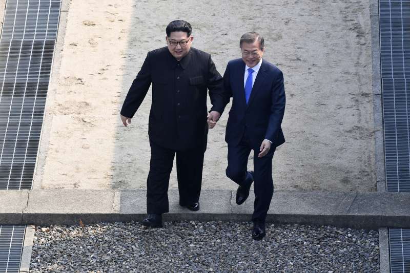 2018年4月27日,兩韓板門店峰會,金正恩跨越軍事分界線,文在寅在場見證。(美聯社) 2018年4月27日,兩韓板門店峰會,金正恩跨越軍事分界線,文在寅在場見證。(美聯社)