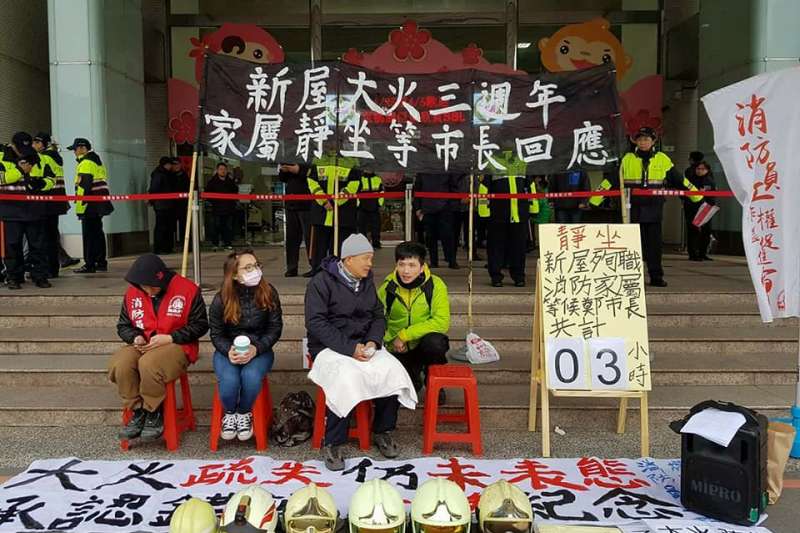 28日深夜,桃園市平鎮區敬鵬工廠大火造成7死7傷,桃園市空服員職業工會秘書長林佳瑋今(29)日上午於臉書公開貼文表示,桃園市長鄭文燦任內,桃園市消防員於大火殉職人數已達11人,是全台灣縣市最高數字。(取自林佳瑋臉書) 28日深夜,桃園市平鎮區敬鵬工廠大火造成7死7傷,桃園市空服員職業工會秘書長林佳瑋今(29)日上午於臉書公開貼文表示,桃園市長鄭文燦任內,桃園市消防員於大火殉職人數已達11人,是全台灣縣市最高數字。(取自林佳瑋臉書)