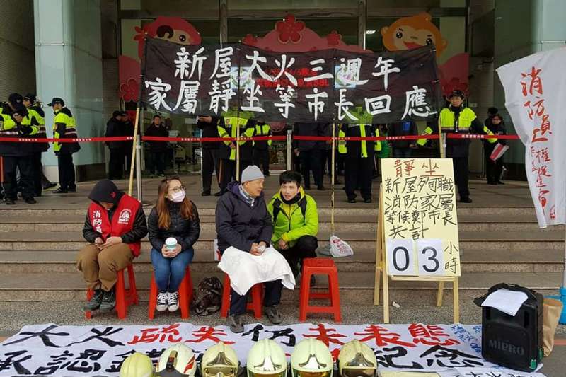 28日深夜，桃園市平鎮區敬鵬工廠大火造成7死7傷，桃園市空服員職業工會秘書長林佳瑋今（29）日上午於臉書公開貼文表示，桃園市長鄭文燦任內，桃園市消防員於大火殉職人數已達11人，是全台灣縣市最高數字。（取自林佳瑋臉書）