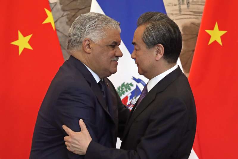 台多斷交:中國外長王毅與多明尼加外長巴爾加斯(AP) 台多斷交:中國外長王毅與多明尼加外長巴爾加斯(AP)