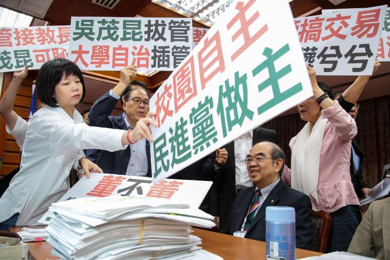 20180503-教育部長吳茂昆3日出席立院教育委員會,遭國民黨立委林麗蟬等人舉「吳茂昆拔管,大學自治插管」等標語包圍。(顏麟宇攝) 20180503-教育部長吳茂昆3日出席立院教育委員會,遭國民黨立委林麗蟬等人舉「吳茂昆拔管,大學自治插管」等標語包圍。(顏麟宇攝)