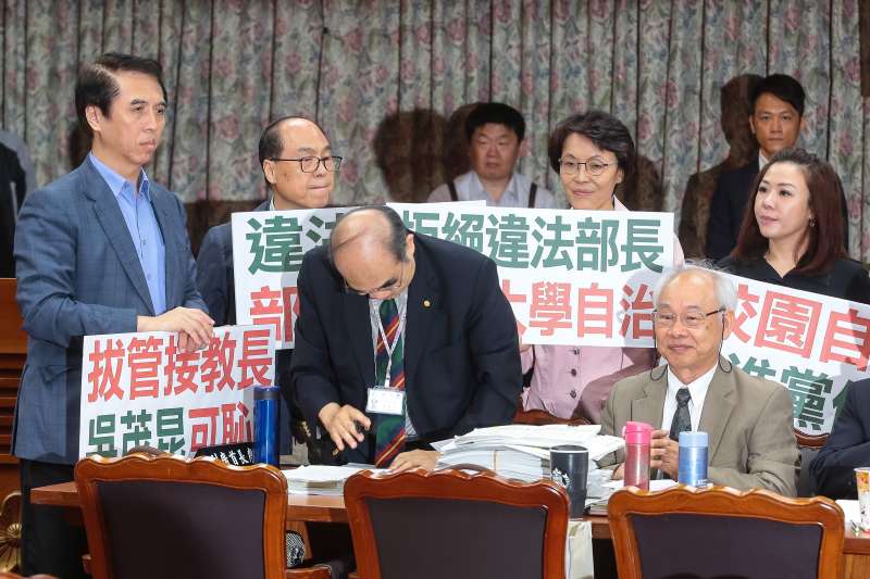 20180503-教育部長吳茂昆3日出席立院教育委員會,遭國民黨立委陳學聖、蔣乃辛、黃昭順等人舉牌包圍。(顏麟宇攝) 20180503-教育部長吳茂昆3日出席立院教育委員會,遭國民黨立委陳學聖、蔣乃辛、黃昭順等人舉牌包圍。(顏麟宇攝)