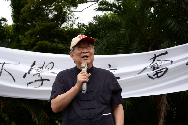 20180504-前台大哲學系教授王曉波參加台大「新五四運動」,抵達台大傅鐘。(甘岱民攝) 20180504-前台大哲學系教授王曉波參加台大「新五四運動」,抵達台大傅鐘。(甘岱民攝)