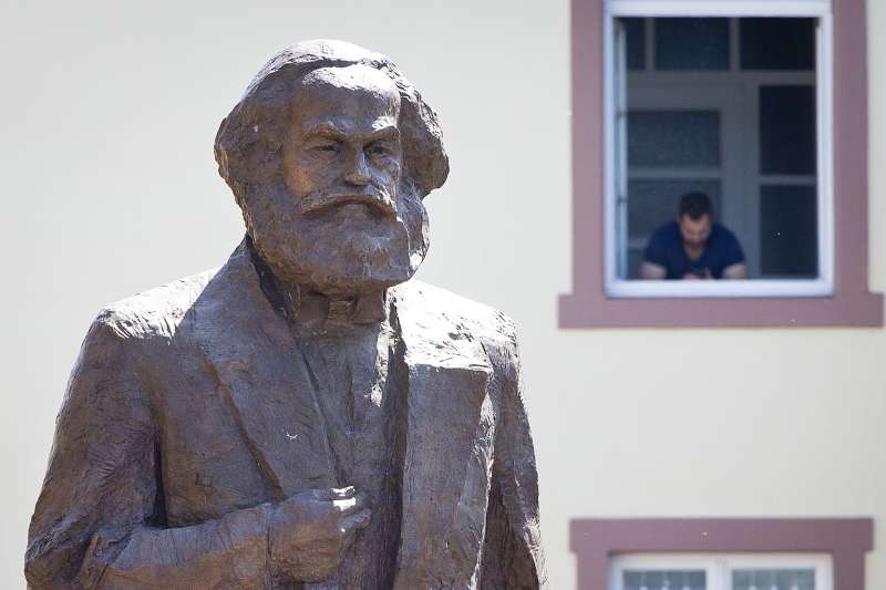 2018年5月5日,馬克思(Karl Marx)200年誕辰,中國捐贈的雕像在他的出生地特里爾(Trier)揭幕(AP) 2018年5月5日,馬克思(Karl Marx)200年誕辰,中國捐贈的雕像在他的出生地特里爾(Trier)揭幕(AP)