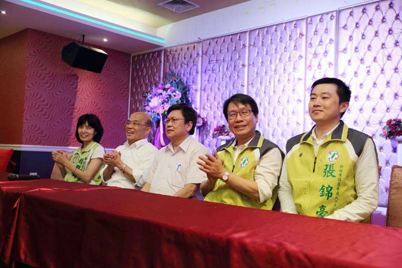 20180507-新北市長參選人蘇貞昌7日赴汐止與里長座談，前新北市副市長陳伸賢陪同。（取自蘇貞昌臉書）