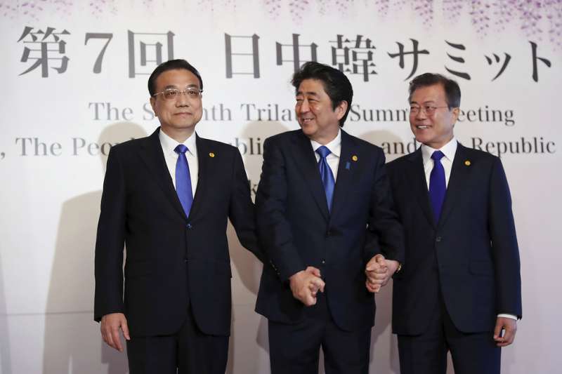 中日韓領導人會議9日在東京召開,安倍晉三、文在寅、李克強三人合影。(美聯社) 中日韓領導人會議9日在東京召開,安倍晉三、文在寅、李克強三人合影。(美聯社)