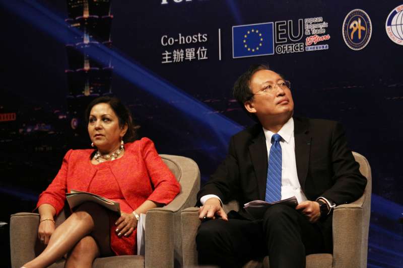 20180509-「臺歐盟關係三十年回顧與前瞻」論壇,歐洲議會議員Neena Gill(左)與外交部次長吳志中(右)出席。(陳韡誌攝) 20180509-「臺歐盟關係三十年回顧與前瞻」論壇,歐洲議會議員Neena Gill(左)與外交部次長吳志中(右)出席。(陳韡誌攝)