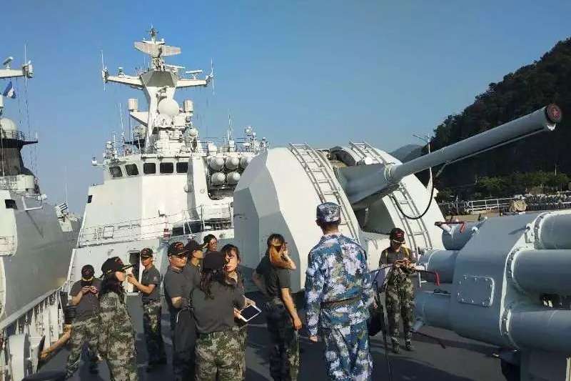 解放軍「馬鞍山艦」稱巡邏時與台灣軍艦打招呼，我國防部斥為假新聞。圖為講解員向記者介紹馬鞍山艦。（翻攝自鳳凰網）