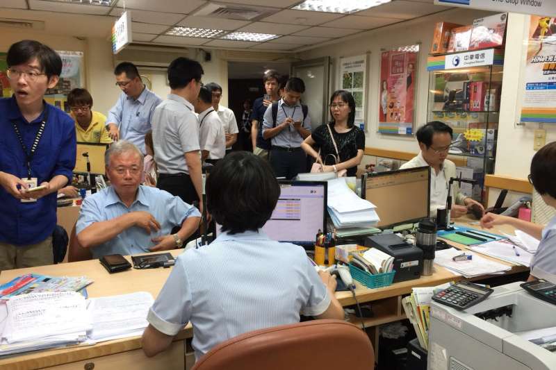 20180514-勞動部與立委突襲立院中華電信門市。(勞動部提供)499之亂 20180514-勞動部與立委突襲立院中華電信門市。(勞動部提供)499之亂