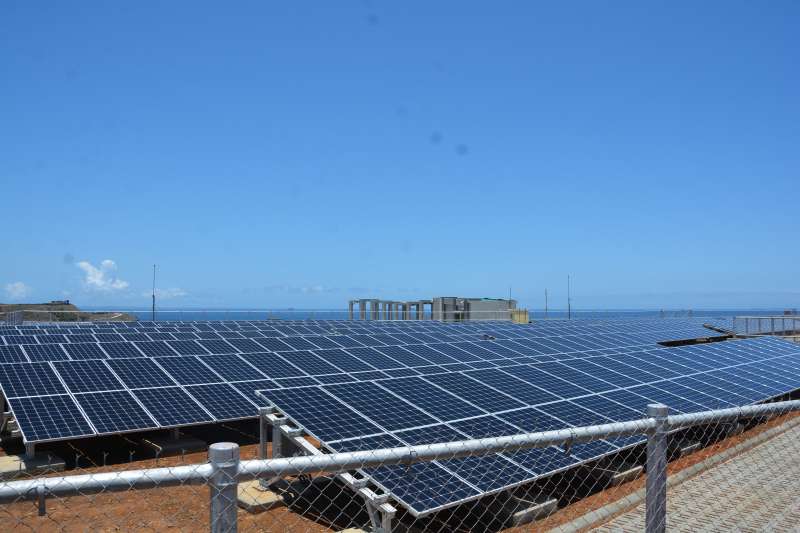 再生能源發電量不穩定，如太陽光電中午發電量大，但傍晚後發電量急速減少。圖為七美智慧電網太陽能光電板。（資料照，澎湖縣政府提供）