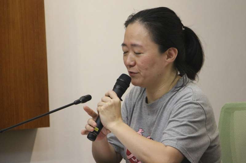 20180517-「婚姻平權大平台國際反恐同恐跨恐雙日」記者會,鷺江國小教師翁麗淑發言。(陳韡誌攝) 20180517-「婚姻平權大平台國際反恐同恐跨恐雙日」記者會,鷺江國小教師翁麗淑發言。(陳韡誌攝)