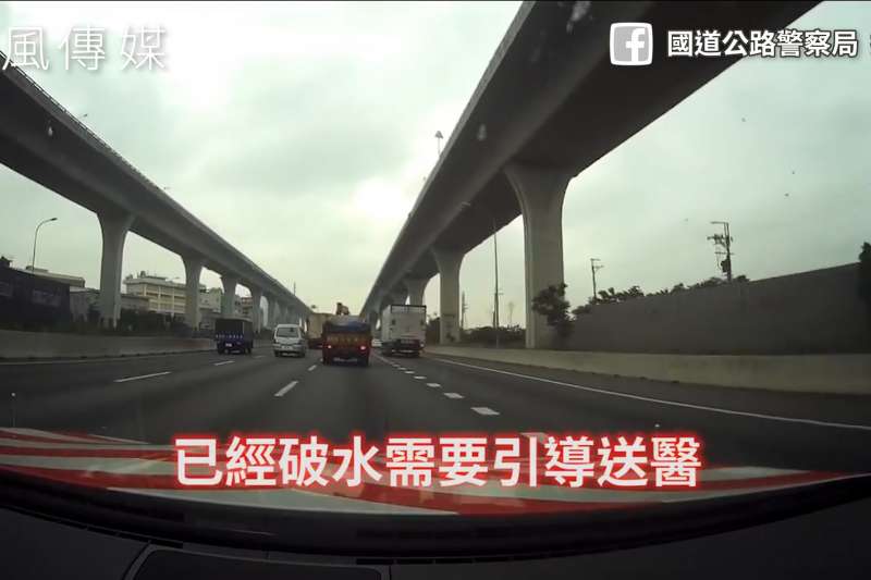 「我太太羊水破了」男子驚慌求助員警,他們一路狂飆開道順利抵達醫院!