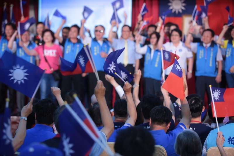 20180519-國民黨台北市黨部19日舉行台北市小組長授證典禮，現場國旗、黨旗飄揚。（顏麟宇攝）