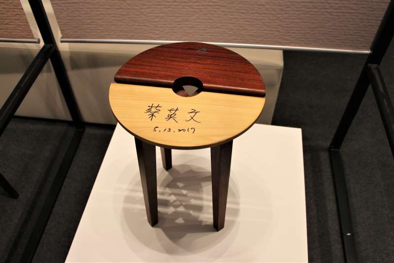 AIT40周年特展:台東公東高工木工科學生作品,上面有總統蔡英文簽名(簡恒宇攝) AIT40周年特展:台東公東高工木工科學生作品,上面有總統蔡英文簽名(簡恒宇攝)