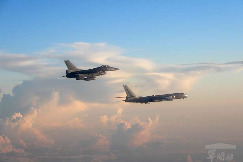 2018年5月,中國空軍「轟-6K」轟炸機(下方)遠海長訓,我 空軍F-16戰機升空監控(國防部) 2018年5月,中國空軍「轟-6K」轟炸機(下方)遠海長訓,我 空軍F-16戰機升空監控(國防部)