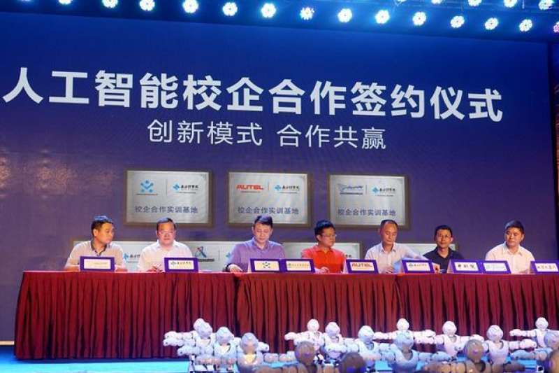 與南方IT學院簽約的合作企業(新華社) 與南方IT學院簽約的合作企業(新華社)