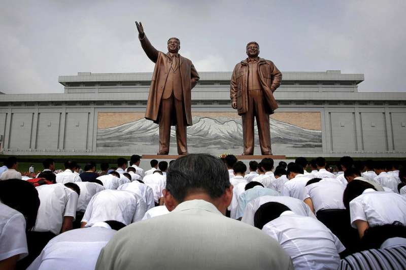 北韓民眾對著金正日與金日成的雕像鞠躬敬禮。(AP) 北韓民眾對著金正日與金日成的雕像鞠躬敬禮。(AP)