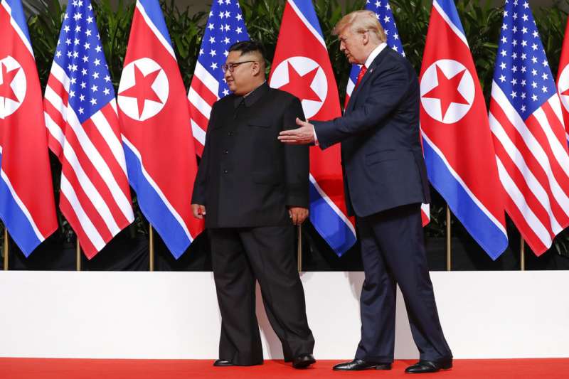 2018年6月12日,美國總統川普與北韓最高領導人金正恩在新加坡嘉佩樂酒店會面,展開世紀「川金會」。(AP) 2018年6月12日,美國總統川普與北韓最高領導人金正恩在新加坡嘉佩樂酒店會面,展開世紀「川金會」。(AP)