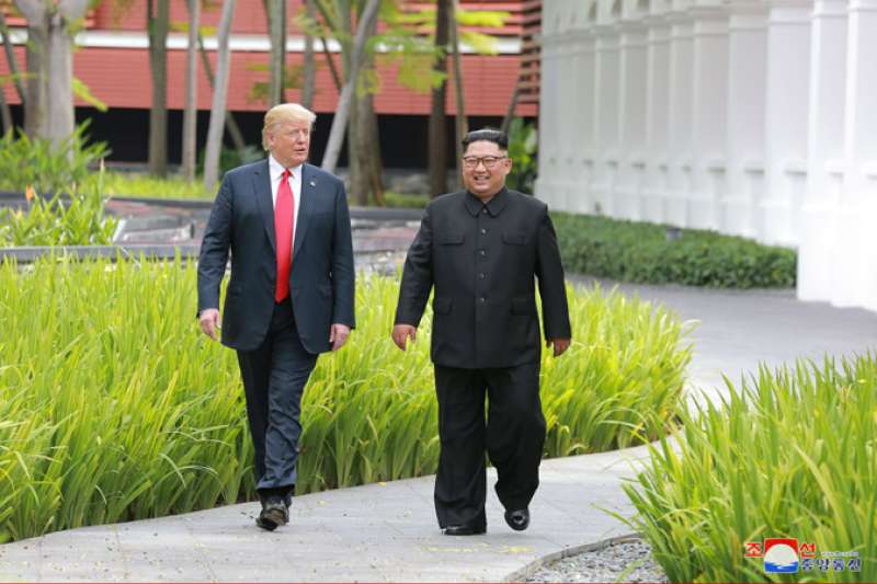 2018年6月12日新加坡川金會,金正恩與川普在會場嘉佩樂酒店散步(朝中社) 2018年6月12日新加坡川金會,金正恩與川普在會場嘉佩樂酒店散步(朝中社)
