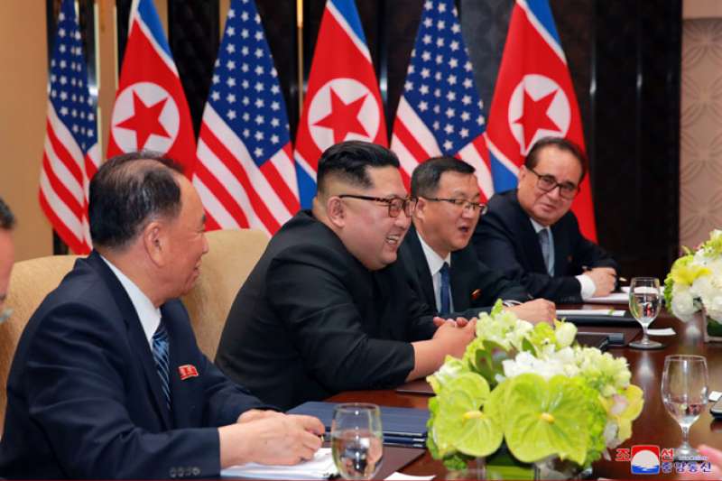 2018年6月12日新加坡川金會,金正恩與川普相談甚歡(朝中社) 2018年6月12日新加坡川金會,金正恩與川普相談甚歡(朝中社)