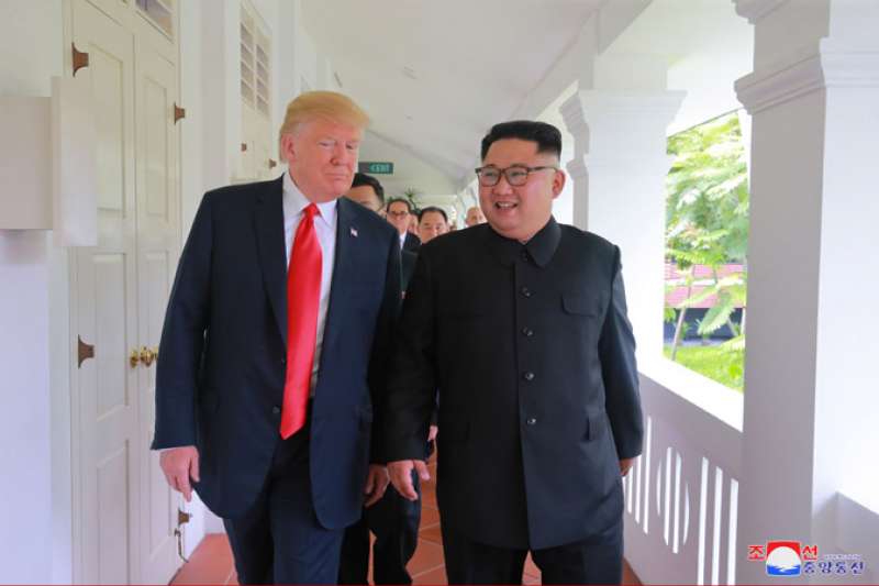 2018年6月12日新加坡川金會,金正恩與川普相談甚歡(朝中社) 2018年6月12日新加坡川金會,金正恩與川普相談甚歡(朝中社)