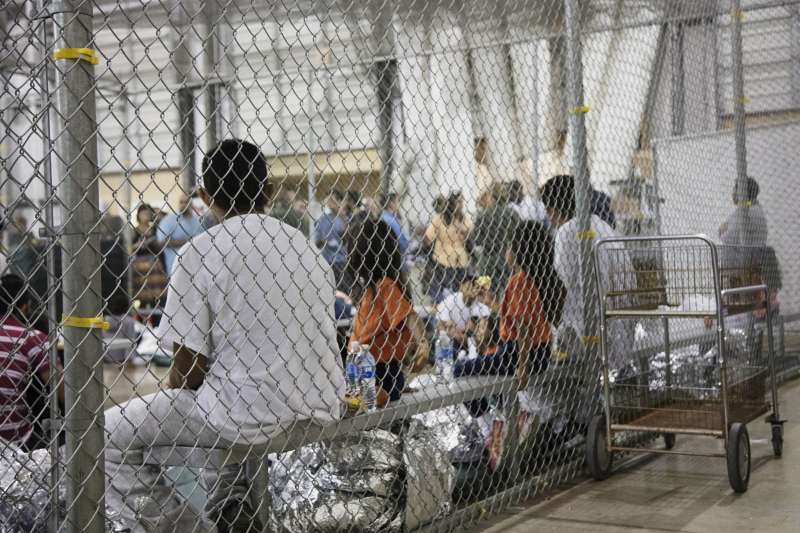 美國德州南部邊境城市麥卡倫的處置中心內,非法移民被關在籠子裡(美聯社) 美國德州南部邊境城市麥卡倫的處置中心內,非法移民被關在籠子裡(美聯社)