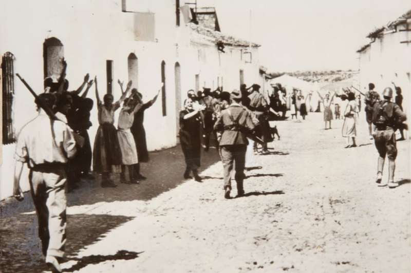 1936年西班牙內戰爆發,國民軍進入村莊,民眾舉手投降。(Wikipedia / Public Domain) 1936年西班牙內戰爆發,國民軍進入村莊,民眾舉手投降。(Wikipedia / Public Domain)