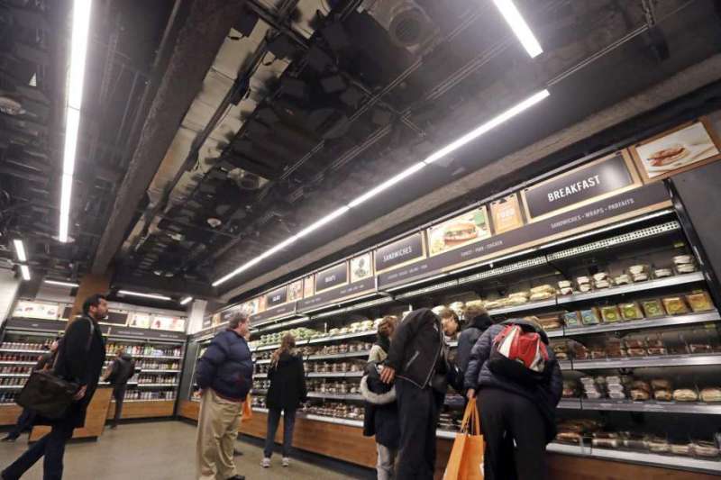 亞馬遜無人商店 Amazon GO,天花板裝有攝影機與感應器(取自網路,作者提供) 亞馬遜無人商店 Amazon GO,天花板裝有攝影機與感應器(取自網路,作者提供)