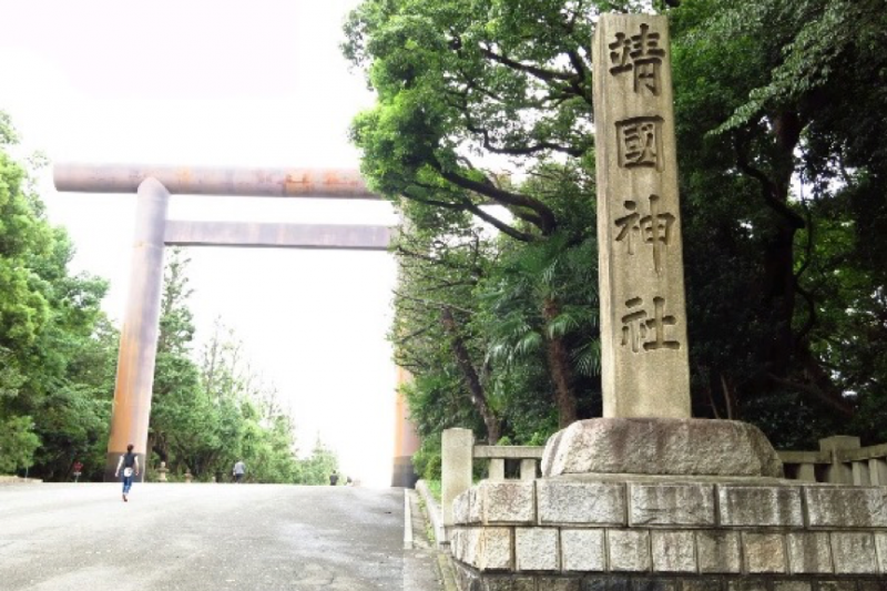 圖一:「靖國神社」入口與「第一鳥居」,「第一鳥居」在1943年(昭和十八年)被撤去。現在的鳥居於1974年(昭和四十九年)所重建的,高度有25公尺。(作者提供) 圖一:「靖國神社」入口與「第一鳥居」,「第一鳥居」在1943年(昭和十八年)被撤去。現在的鳥居於1974年(昭和四十九年)所重建的,高度有25公尺。(作者提供)