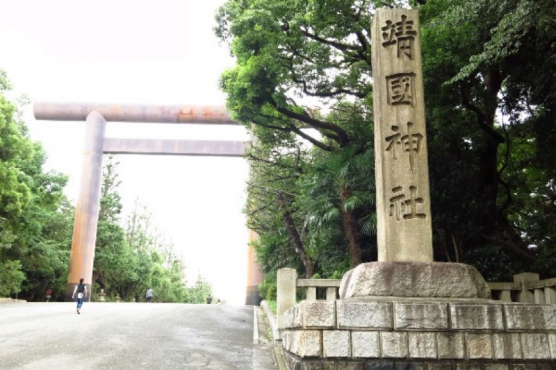 圖一：「靖國神社」入口與「第一鳥居」，「第一鳥居」在1943年（昭和十八年）被撤去。現在的鳥居於1974年（昭和四十九年）所重建的，高度有25公尺。（作者提供）