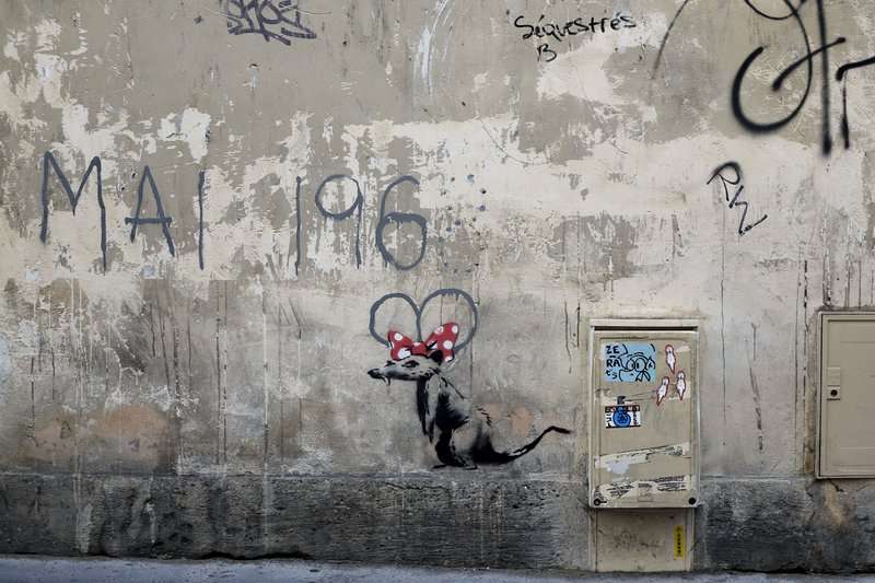2018年6月25日,英國知名街頭藝術家班克西(Banksy)在巴黎的最新塗鴉,在「1968年5月」的8畫上一隻老鼠。(AP) 2018年6月25日,英國知名街頭藝術家班克西(Banksy)在巴黎的最新塗鴉,在「1968年5月」的8畫上一隻老鼠。(AP)