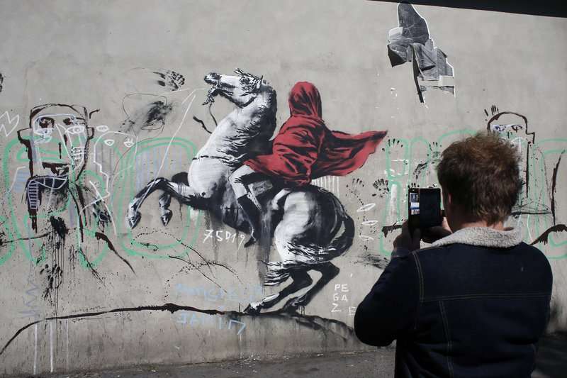 2018年6月25日,民眾拍攝英國知名藝術家班克西(Banksy)在巴黎的最新塗鴉。(AP) 2018年6月25日,民眾拍攝英國知名藝術家班克西(Banksy)在巴黎的最新塗鴉。(AP)