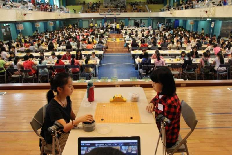 當今女子可於舞台上對弈,並現場轉播(第19屆全國女子賽)。(海峰棋院) 當今女子可於舞台上對弈,並現場轉播(第19屆全國女子賽)。(海峰棋院)