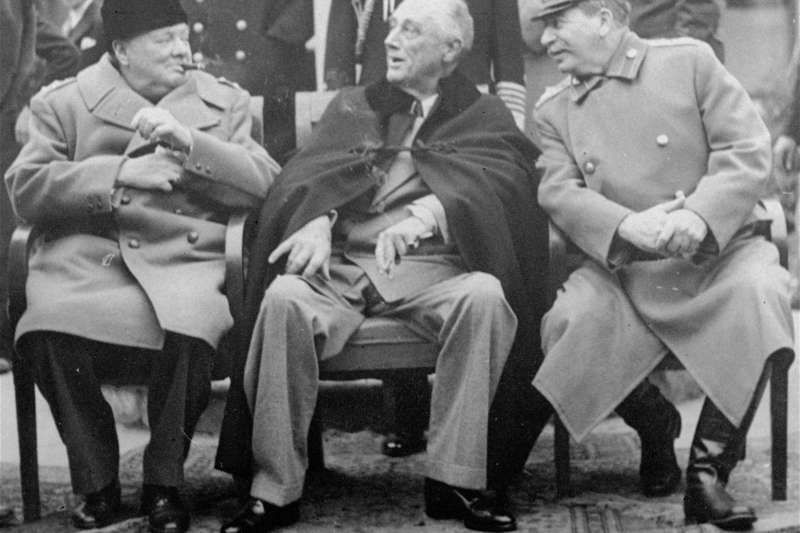 1945年雅爾達會議,世界三大強權領袖美國總統羅斯福、英國首相邱吉爾和蘇聯人民委員會主席史達林會面。(美聯社) 1945年雅爾達會議,世界三大強權領袖美國總統羅斯福、英國首相邱吉爾和蘇聯人民委員會主席史達林會面。(美聯社)