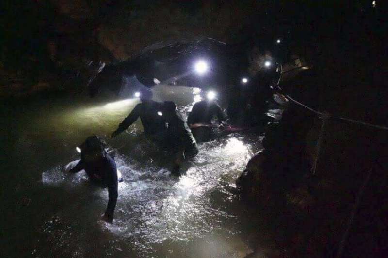 2018年7月2日深夜,泰國清萊府失蹤10天的13名青少年足球隊員與教練,在地下洞穴被尋獲,全員平安(AP) 2018年7月2日深夜,泰國清萊府失蹤10天的13名青少年足球隊員與教練,在地下洞穴被尋獲,全員平安(AP)
