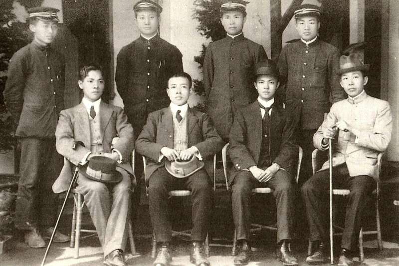 1913年台灣青年謀刺袁世凱的送別合照，前排左二為翁俊明，左三為杜聰明，後排右一為蔣渭水。 （取自杜聰明博士獎學基金管理委員會）