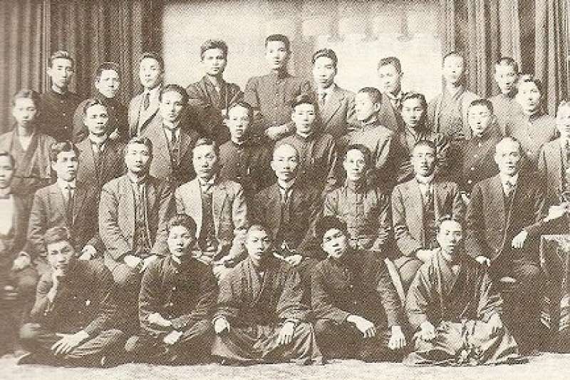 「台灣新民會」成員合影。第二排左起林呈祿(左2)、蔡惠如(左4)、林獻堂(左5)(取自台灣控) 「台灣新民會」成員合影。第二排左起林呈祿(左2)、蔡惠如(左4)、林獻堂(左5)(取自台灣控)