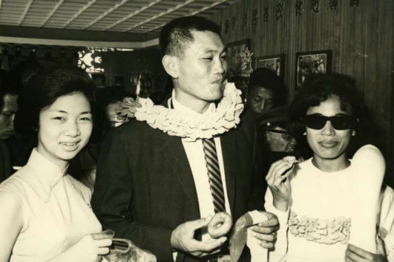 1963年麵食推廣運動期間,主辦單位特別邀請運動健將楊傳廣前來參觀,試吃甜甜圈(取自農委會) 1963年麵食推廣運動期間,主辦單位特別邀請運動健將楊傳廣前來參觀,試吃甜甜圈(取自農委會)