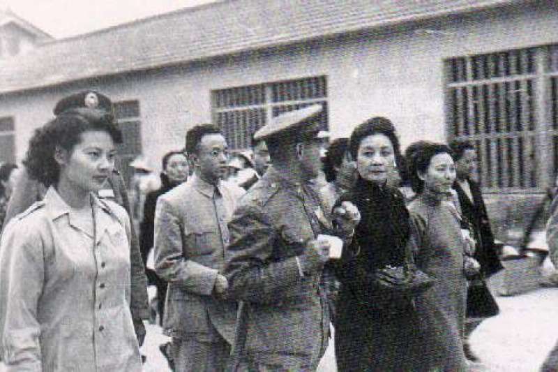 孫立人將軍陪同蔣夫人視察屏東女青年大隊，右一是孫夫人張晶英女士，左一是黃玨組長（取自中央研究院近代史研究所）