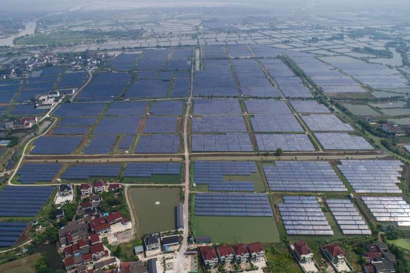 空中俯瞰浙江省湖州市和孚鎮的「漁光互補」光伏發電項目(新華社) 空中俯瞰浙江省湖州市和孚鎮的「漁光互補」光伏發電項目(新華社)