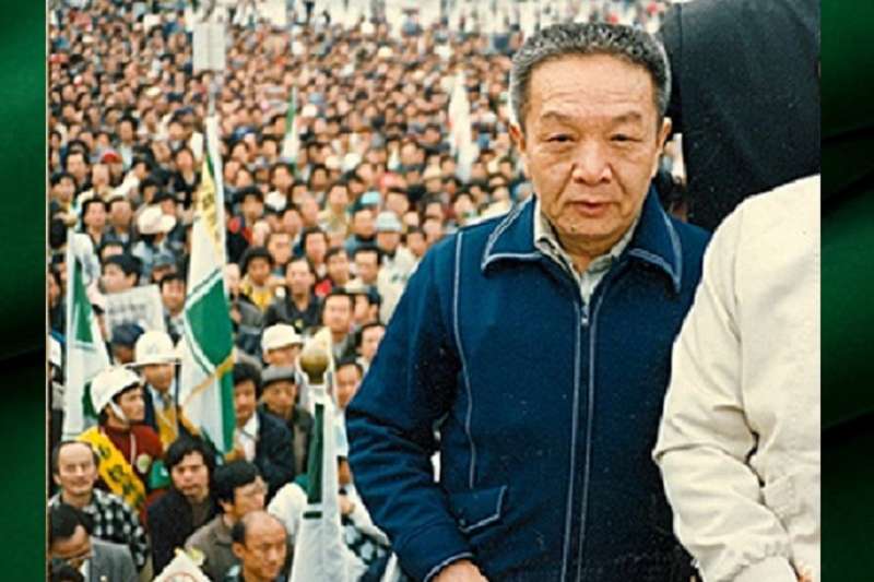在指揮車上的黃信介。(維基百科) 在指揮車上的黃信介。(維基百科)