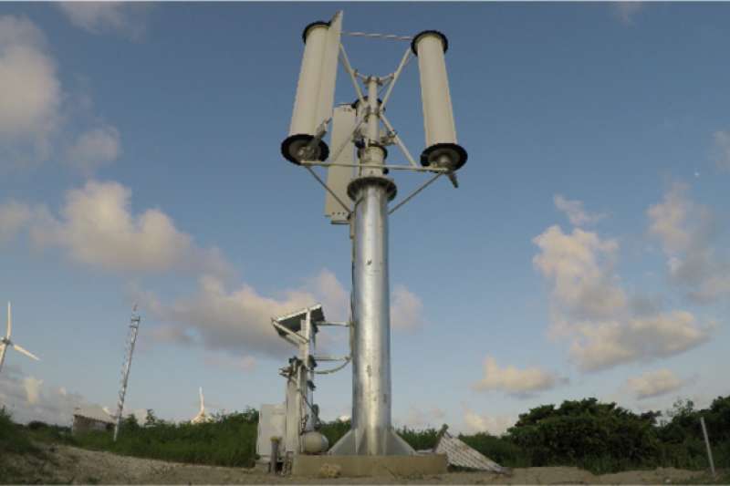 與周遭的傳統風力發電機相比,即便遭遇強力颱風,這台風力發電機依舊能在狂風暴雨中安穩發電。(圖/翻攝自 EMIRA,智慧機器人網提供) 與周遭的傳統風力發電機相比,即便遭遇強力颱風,這台風力發電機依舊能在狂風暴雨中安穩發電。(圖/翻攝自 EMIRA,智慧機器人網提供)
